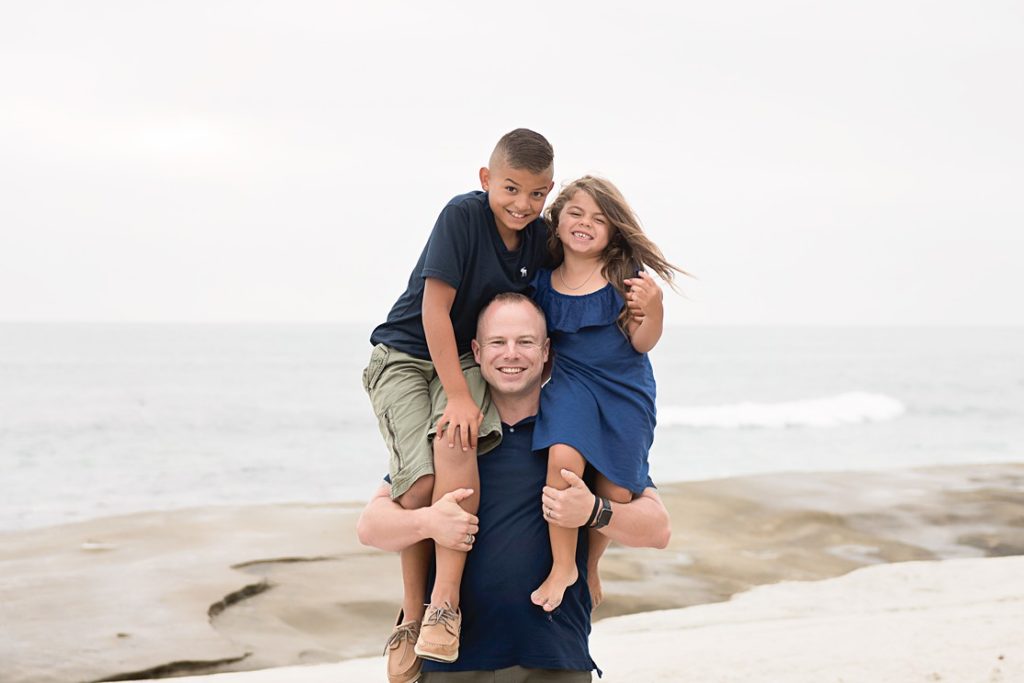 windansea beach family session, dad with son and daughter on shoulders, lauren v photography