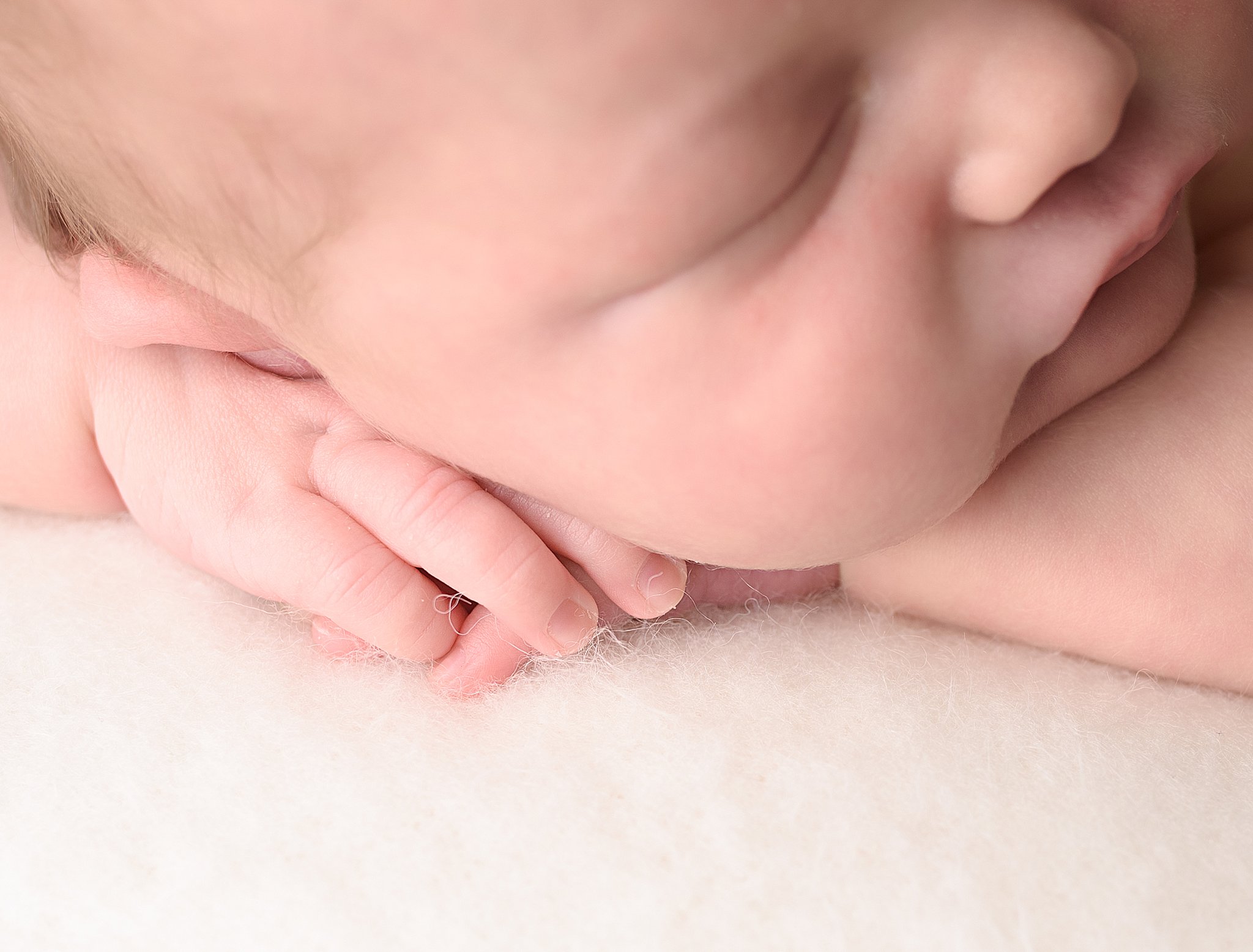 Details of a newborn baby sleeping on its hands before using san diego daycares